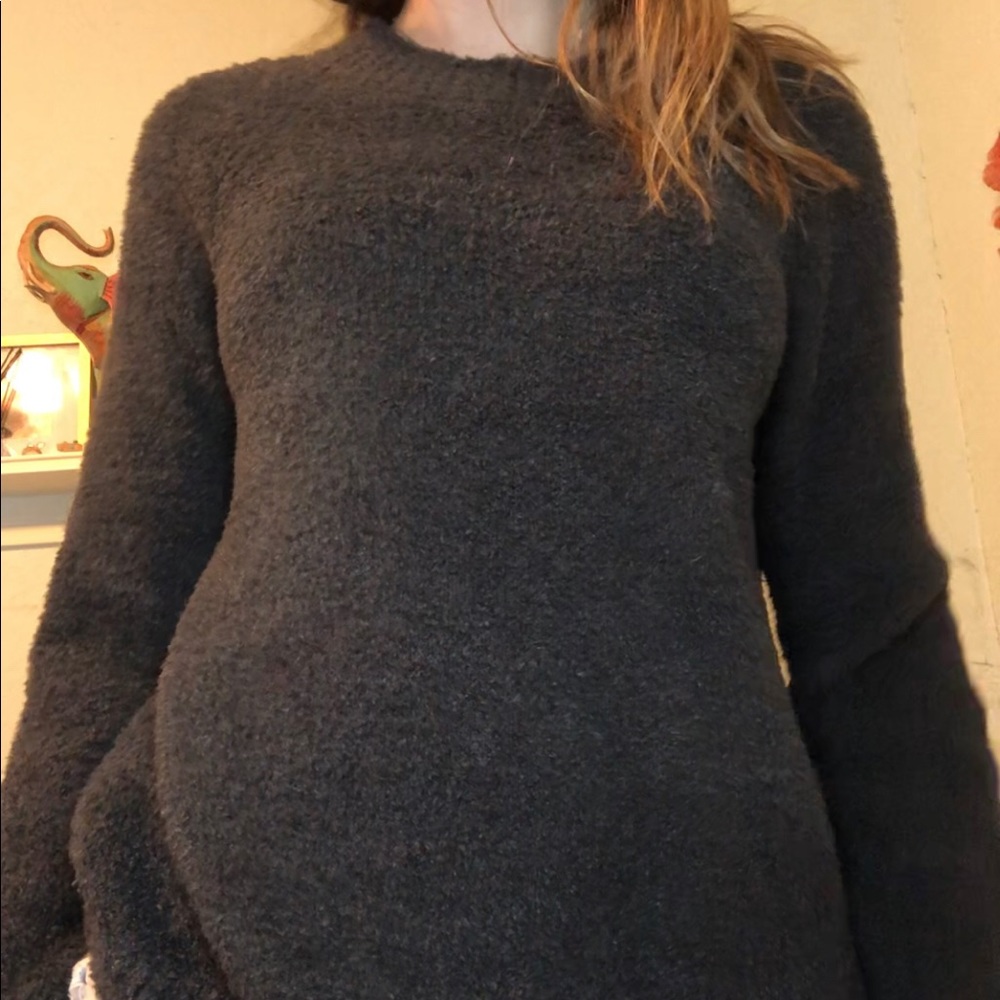 grey long sleeve sweat shirt